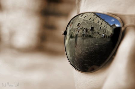 Через моi окуляри Я часто бачу – шо буде – шо буде з нами. Такi окуляри!